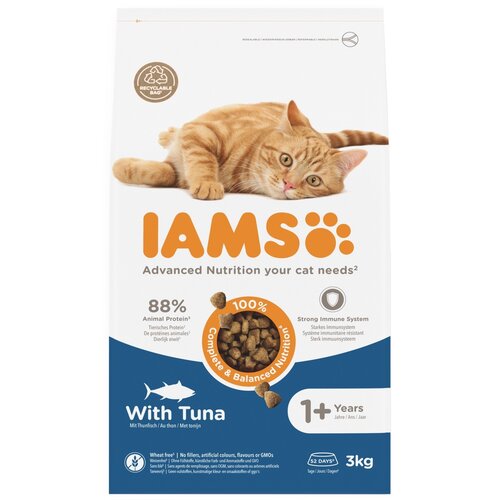 Opakowanie karmy dla kota IAMS For Vitality Tuńczyk 3 kg przedstawia leżącego rudego kota oraz teksty: "IAMS Advanced Nutrition your cat needs", "88% Animal Protein", "Strong Immune System", "With Tuna", "1+ Years", "3kg", "100% Complete & Balanced Nutrition", "Wheat free", "52 Days". Na opakowaniu znajduje się również symbol recyklingu oraz rysunek ryby.
