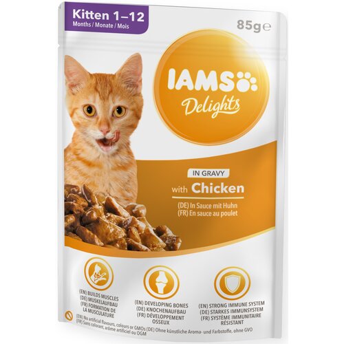 Opakowanie karmy dla kota IAMS Delights Kurczak w sosie 85 g z wizerunkiem rudego kota i kawałkami mięsa, zawiera napisy: "Kitten 1-12 Months/Monate/Mois", "85g e", "IN GRAVY with Chicken", "(DE) In Sauce mit Huhn", "(FR) En sauce au poulet", oraz informacje o korzyściach zdrowotnych w trzech językach. Na dole opakowania widnieje informacja: "(EN) No artificial flavours, colours or GMOs", "(DE) Ohne künstliche Aroma- und Farbstoffe, ohne GVO", "(FR) Sans colorant, arôme artificiel ou OGM".