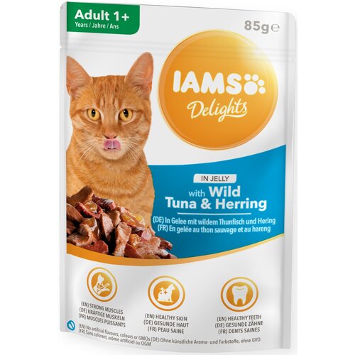 Opakowanie karmy dla kota IAMS Delights o smaku tuńczyka i śledzia w galarecie, 85 g, z wizerunkiem kota i kawałkami ryby. Na opakowaniu widnieją napisy: "Adult 1+", "IAMS Delights", "with Wild Tuna & Herring", oraz informacje o korzyściach zdrowotnych w trzech językach.