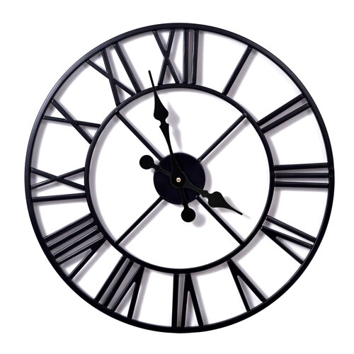 Czarny zegar ścienny z metalową ramą i rzymskimi cyframi, wskazówki w stylu retro umieszczone na białym tle. Zegar ma minimalistyczny design z widocznymi elementami konstrukcyjnymi.