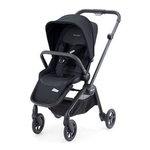 Czarny wózek dziecięcy z czterema kołami, regulowanym uchwytem i daszkiem, posiada logo "RECARO" na siedzisku i stelażu. Wózek ma kosz na zakupy pod siedziskiem oraz pałąk zabezpieczający.