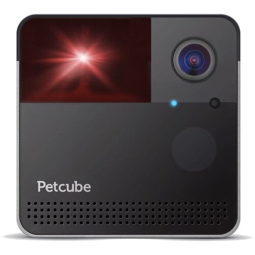 Kwadratowe urządzenie w kolorze czarnym z widocznym obiektywem kamery oraz świecącym na czerwono wskaźnikiem laserowym. Na dole znajduje się logo "Petcube" oraz rząd małych otworów, prawdopodobnie pełniących funkcję głośnika lub wentylacji.