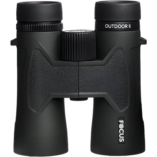 Czarno-szara lornetka z widocznymi napisami "OUTDOOR II" oraz "FOCUS" na obudowie. Lornetka ma centralne pokrętło do regulacji ostrości.