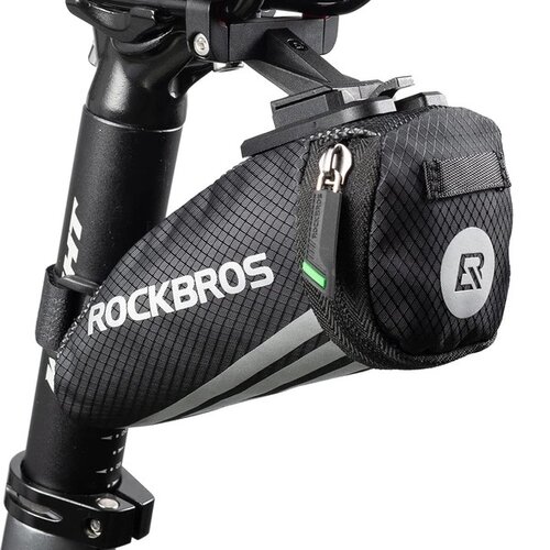 Czarna torba rowerowa podsiodłowa z napisem "ROCKBROS" i logo na boku, zamocowana pod siodełkiem roweru. Torba ma teksturowaną powierzchnię i zamek błyskawiczny z uchwytem.