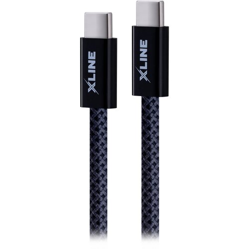 Na zdjęciu widoczny jest szary kabel USB-C do USB-C z plecionym oplotem, zakończony dwoma metalowymi wtykami. Na czarnych obudowach wtyków znajduje się biały napis "XLINE".