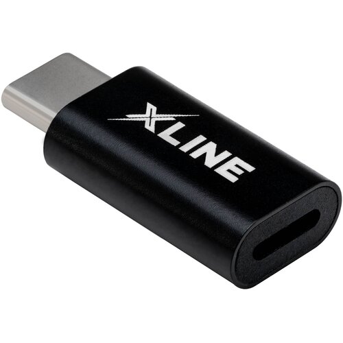 Czarny adapter z napisem "XLINE" na obudowie, z jednej strony posiada złącze USB Typ-C, a z drugiej port Lightning. Produkt ma kompaktowy, prostokątny kształt z zaokrąglonymi krawędziami.