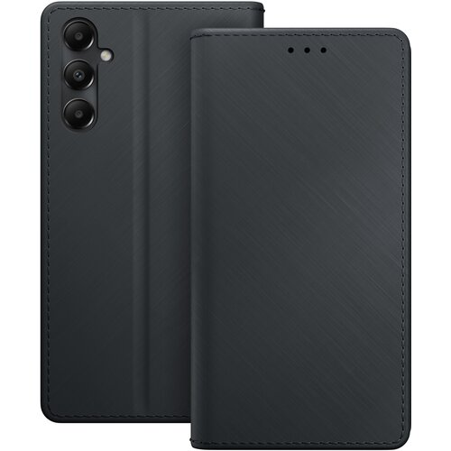 Czarne etui na telefon z trzema otworami na aparaty oraz przeszyciami wzdłuż krawędzi. Powierzchnia etui ma delikatną teksturę, a na przedniej klapce znajdują się trzy małe otwory.