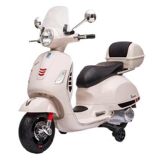 Elektryczny motorek dziecięcy w kolorze ecru, stylizowany na klasyczną Vespę, z czarnym siedzeniem i bagażnikiem z tyłu. Na przodzie widoczne są trzy czerwone paski oraz logo Vespa.