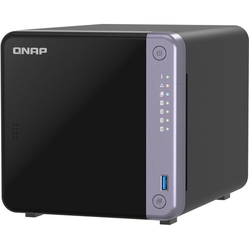Czarny serwer plików z szarym panelem z przodu, na którym znajdują się przycisk zasilania, port USB oraz kilka wskaźników LED. Na obudowie widoczne jest logo "QNAP".