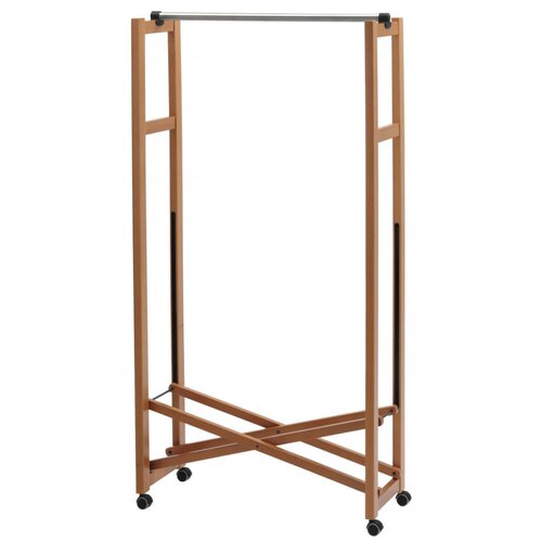 Stojak na ubrania ARREDAMENTI Giulius o wymiarach 78 x 31 cm w kolorze brązowym, wykonany z drewna, z metalowym drążkiem na górze i czterema kółkami u podstawy. Konstrukcja jest prosta, z krzyżującymi się elementami u dołu.