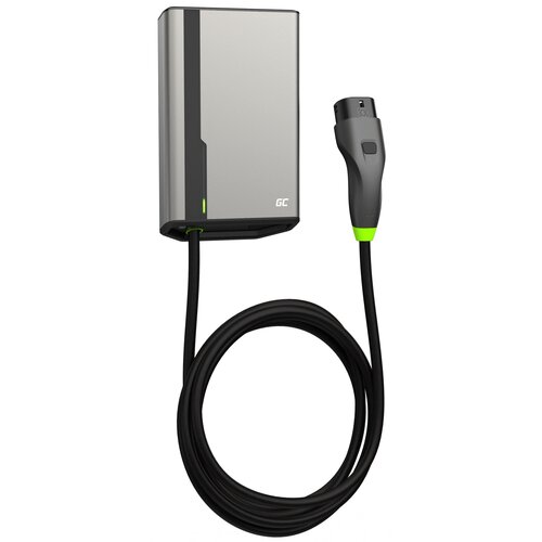 Na zdjęciu znajduje się ładowarka do samochodu elektrycznego z szarym panelem i logo "GC" w dolnej części. Z urządzenia wychodzi czarny kabel zakończony wtyczką z zielonym akcentem.