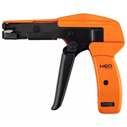 Na zdjęciu znajduje się zaciskarka w kolorze pomarańczowym z czarnymi elementami, z widocznym napisem "NEO TOOLS" na uchwycie. Urządzenie ma ergonomiczny kształt z wyraźnie zaznaczonym mechanizmem zaciskającym.