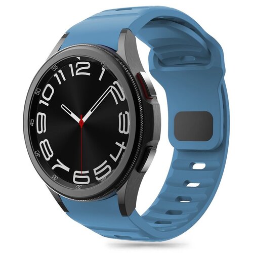 Niebieski pasek silikonowy do zegarka, kompatybilny z Samsung Galaxy Watch 4/5/5 Pro/6/FE, z widoczną tarczą zegarka o czarnym tle i białych cyfrach. Pasek ma prostokątne otwory i metalowe zapięcie.