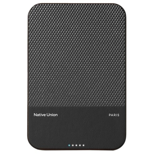 Czarny powerbank o prostokątnym kształcie z zaokrąglonymi rogami, posiada teksturowaną powierzchnię w górnej części. Na dolnej części widnieje napis "Native Union" oraz "PARIS", a poniżej znajduje się pięć małych diod.