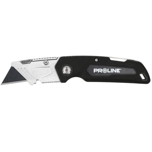 Nóż do tapet z metalowym ostrzem i czarną rękojeścią, na której widnieje logo "PROLINE". Rękojeść ma ergonomiczny kształt i otwór na końcu.