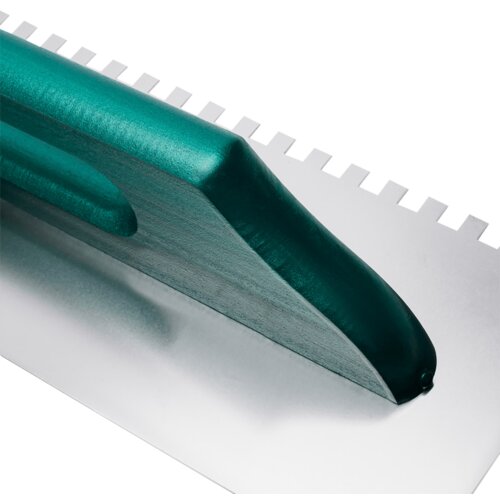 Na zdjęciu znajduje się paca z zielonym uchwytem i metalową powierzchnią roboczą z ząbkowanym brzegiem. Produkt to "Paca STALCO S-37308 38 x 13 cm".
