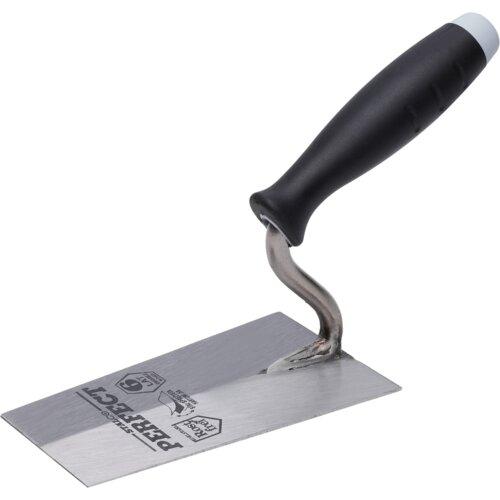 Na zdjęciu znajduje się kielnia trapezowa z czarną rączką i metalowym ostrzem, na którym widnieje napis "STALCO PERFECT" oraz logo producenta. Produkt ma gładką powierzchnię i jest przeznaczony do prac budowlanych.