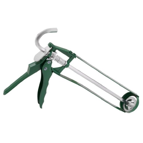 Na zdjęciu znajduje się metalowy wyciskacz do mas, w kolorze zielonym i srebrnym, z widocznym mechanizmem sprężynowym. Produkt ma ergonomiczny uchwyt i długie ramiona do aplikacji materiałów.