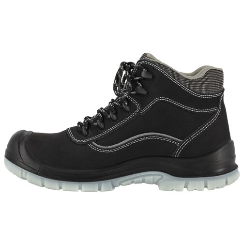 Czarne buty robocze z wysoką cholewką, ozdobione białymi przeszyciami, posiadają solidną, jasną podeszwę oraz sznurowanie z metalowymi oczkami. Wnętrze buta jest wyściełane materiałem w jasnym kolorze.