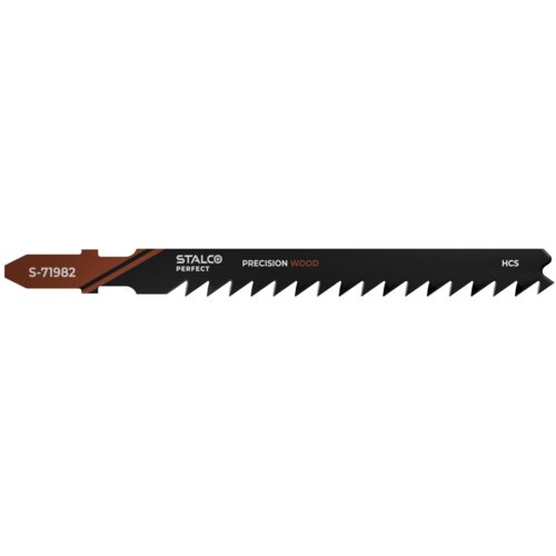 Na zdjęciu widoczny jest czarny brzeszczot z oznaczeniami: "STALCO PERFECT", "S-71982", "PRECISION WOOD" oraz "HCS". Brzeszczot ma ząbkowaną krawędź i pomarańczowy element na jednym końcu.
