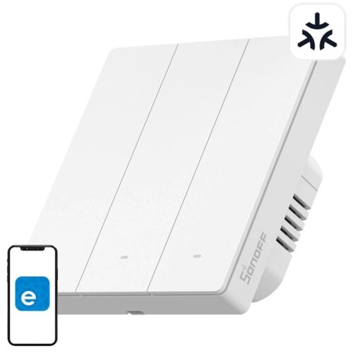 Biały przełącznik światła z trzema panelami dotykowymi, z widocznym logo "SONOFF" na boku. Obok znajduje się smartfon z niebieską ikoną aplikacji na ekranie.
