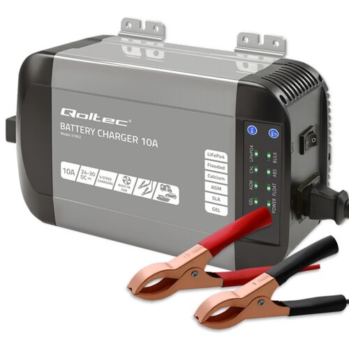 Szara ładowarka z napisem "Qoltec Battery Charger 10A Model: 51952" posiada panel z diodami LED i oznaczeniami trybów ładowania, a także dwa przewody zakończone klamrami w kolorach czerwonym i czarnym. Na obudowie widoczne są dodatkowe oznaczenia: "LiFePo