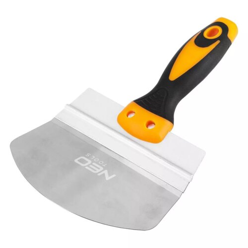 Na zdjęciu widoczna jest szpachla wykończeniowa z metalowym ostrzem i ergonomicznym uchwytem w kolorach czarnym i pomarańczowym. Na ostrzu znajduje się napis "NEO TOOLS".