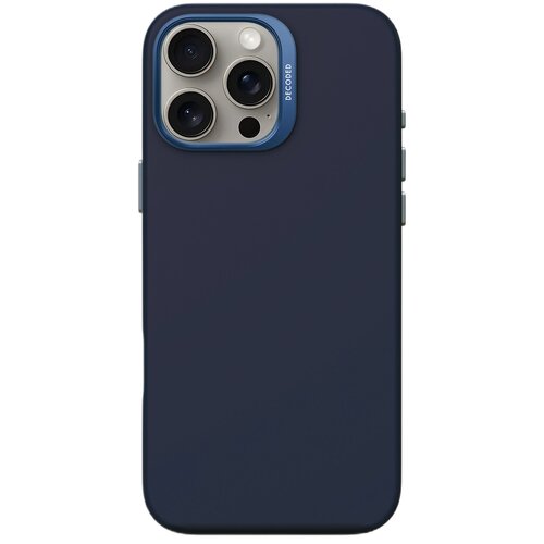 Ciemnoniebieskie etui na telefon z trzema wycięciami na obiektywy aparatu oraz napisem "DECODED" na obramowaniu wokół aparatów. Etui ma gładką powierzchnię i zaokrąglone rogi.