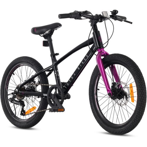 Czarno-fioletowy rower dziecięcy z 20-calowymi kołami, posiada ramę z napisem "TATRA BIKES" oraz pomarańczowe odblaski na kołach. Rower wyposażony jest w hamulce tarczowe i czarne siodełko.