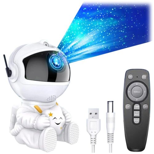 Biały projektor w kształcie astronauty wyświetla niebieskie gwiazdy i smugi światła. Obok znajduje się czarny pilot z przyciskami oraz biały kabel USB.