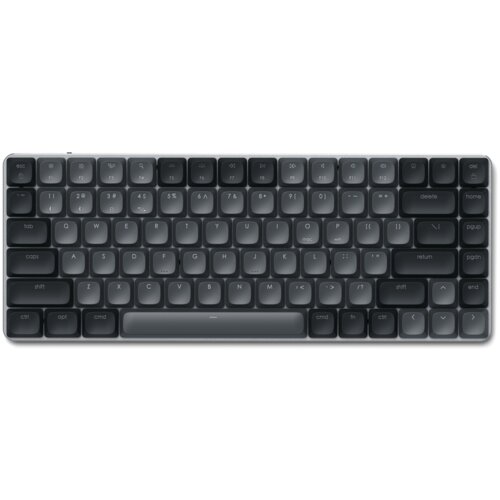 Czarno-szara klawiatura z niskoprofilowymi klawiszami, posiada układ QWERTY oraz dodatkowe klawisze funkcyjne i numeryczne. Na klawiszach widoczne są oznaczenia takie jak "esc", "delete", "home", "pgup", "pgdn", "cmd", "fn", "ctrl", "opt", "shift", "caps"