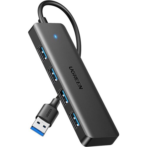 Czarny hub USB z czterema portami, na którym widnieje napis "UGREEN" oraz niebieska dioda. Kabel zakończony wtyczką USB z napisem "UGREEN".