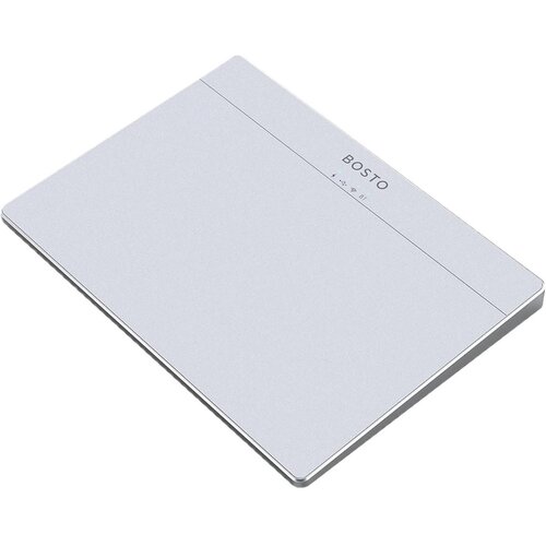 Na zdjęciu widoczny jest szary touchpad z napisem "BOSTO" oraz kilkoma symbolami poniżej. Produkt ma prostokątny kształt i gładką powierzchnię.