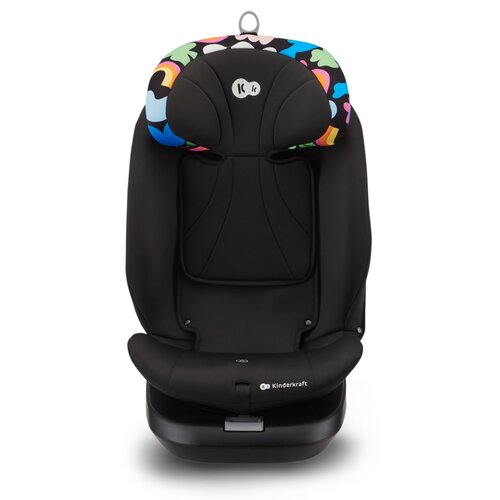 Czarny fotelik samochodowy z kolorowym wzorem na zagłówku, posiada logo "Kinderkraft" oraz napis "Kinderkraft" na dolnej części. Fotelik ma ergonomiczny kształt i jest przeznaczony dla dzieci o wzroście od 40 do 150 cm.