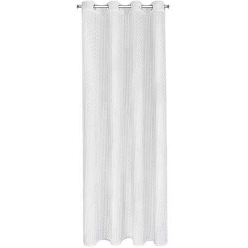Biała firana o wymiarach 140 x 250 cm, zawieszona na metalowym karniszu, ma delikatny, ażurowy wzór. Tkanina układa się w regularne fałdy, tworząc elegancki efekt.