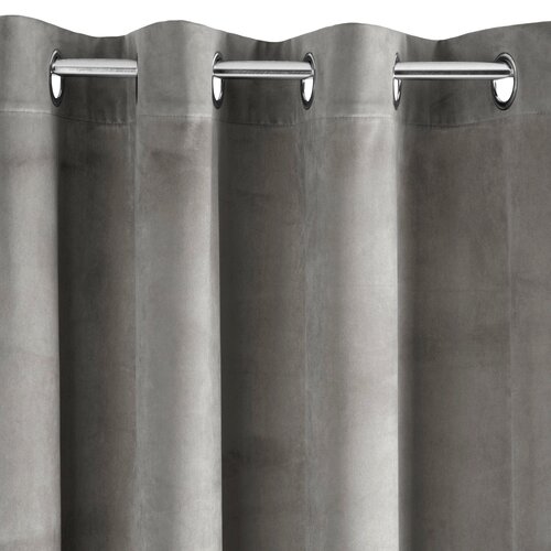 Szara zasłona o wymiarach 140 x 250 cm z metalowymi przelotkami na górze, umożliwiającymi łatwe zawieszenie na karniszu. Materiał zasłony ma jednolitą, gładką fakturę.