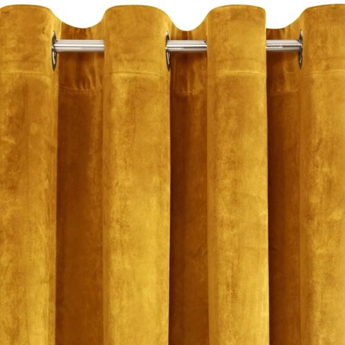 Zasłona w kolorze musztardowym z materiału o aksamitnej fakturze, zawieszona na metalowym karniszu z okrągłymi przelotkami. Produkt ma wymiary 140 x 250 cm.