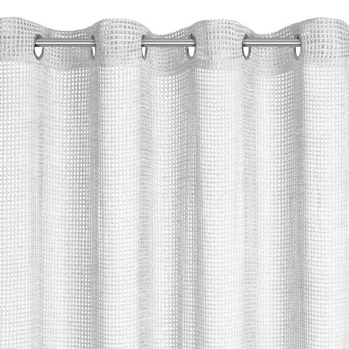 Biała firana o strukturze siatki, zawieszona na metalowych kółkach. Produkt to "Firana gotowa EUROFIRANY Neli 140 x 250 cm Biały".