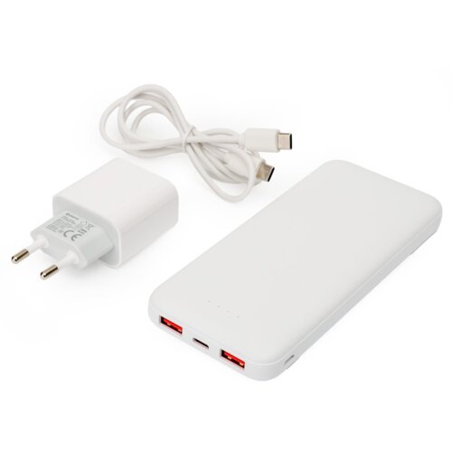 Na zdjęciu znajduje się biały powerbank z dwoma czerwonymi portami USB i jednym portem USB-C, obok którego leży biała ładowarka sieciowa oraz kabel USB. Na ładowarce widoczne są oznaczenia techniczne i certyfikaty.