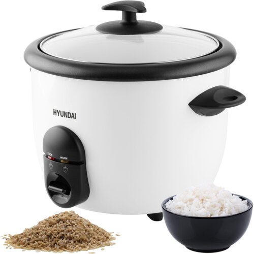 Biały ryżowar z czarnymi elementami, na którym widnieje napis "HYUNDAI", znajduje się obok miski z ugotowanym ryżem i kupki surowego ryżu. Na urządzeniu widoczne są wskaźniki "COOK" i "WARM".
