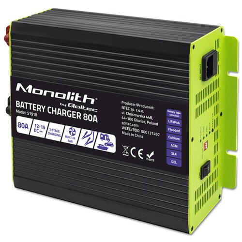 Czarna ładowarka z białym napisem "Monolith by Qoltec BATTERY CHARGER 80A" oraz informacjami o modelu 51918 i specyfikacjach technicznych, takich jak "80A", "12-15 DC", "3-STAGE CHARGING", "BUILT-IN FAN". Na boku widoczne są opcje wyboru typu baterii: "Li
