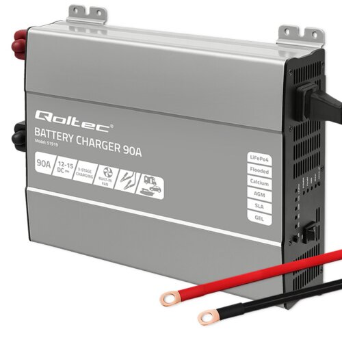Na zdjęciu znajduje się srebrna ładowarka z logo "Qoltec" i napisem "BATTERY CHARGER 90A Model: 51919". Widoczne są także oznaczenia: "90A", "12-15 DC", "3-STAGE CHARGING", "BUILT-IN FAN" oraz typy akumulatorów: "LiFePo4", "Flooded", "Calcium", "AGM", "SL