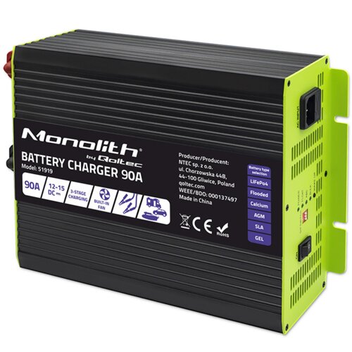 Czarna ładowarka z zielonymi bokami, oznaczona jako "Monolith by Qoltec BATTERY CHARGER 90A Model: 51919", posiada etykietę z informacjami o producencie, specyfikacjami technicznymi oraz ikonami certyfikatów. Widoczne są także opcje wyboru typu baterii: L