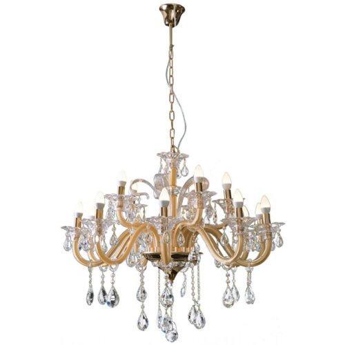 Złoty żyrandol z wieloma ramionami, ozdobiony kryształowymi wisiorami i żarówkami w kształcie świec. Lampa jest zawieszona na łańcuchu i ma elegancki, klasyczny design.