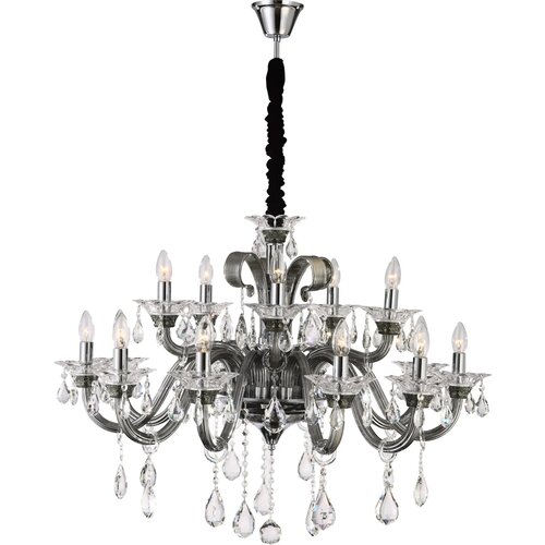 Na zdjęciu znajduje się srebrna lampa sufitowa z wieloma ramionami, ozdobiona kryształowymi elementami i żarówkami w kształcie świec. Lampa ma elegancki, klasyczny design z licznymi wiszącymi kryształami.