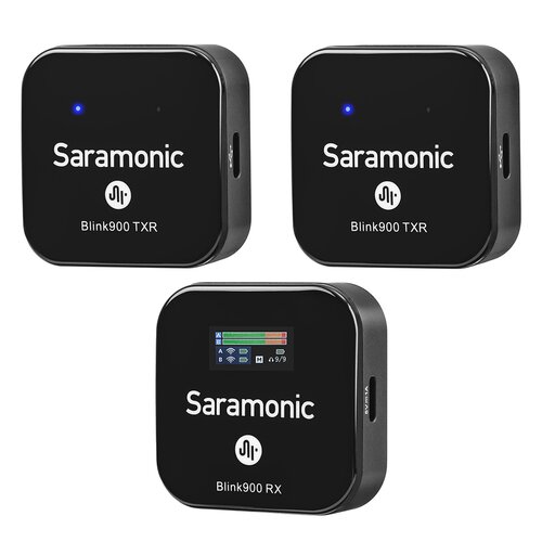 Na zdjęciu widoczne są trzy czarne urządzenia z logo "Saramonic" i napisami "Blink900 TXR" oraz "Blink900 RX". Jedno z urządzeń posiada kolorowy wyświetlacz z różnymi ikonami i wskaźnikami.