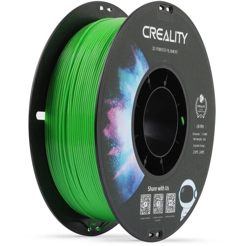 Zdjęcie przedstawia zielony filament do drukarki 3D nawinięty na czarną szpulę z napisem "CREALITY 3D PRINTER FILAMENT". Na etykiecie widnieją informacje: "CR-TPU", "Diameter: 1.75MM", "Net Weight: 1KG", "Extruder Temp: 210°C-240°C", a także dwa kody QR z
