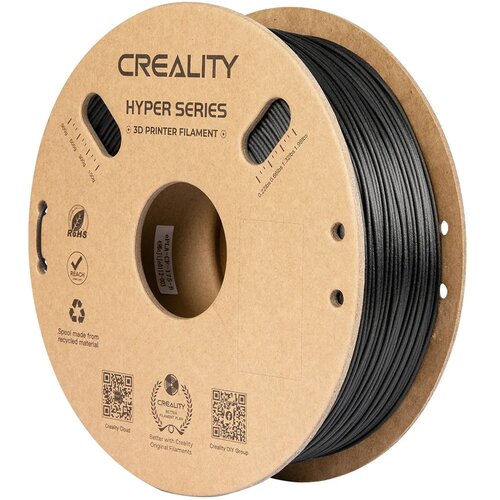 Na zdjęciu widoczna jest szpula filamentu do drukarki 3D z serii "CREALITY HYPER SERIES", wykonana z materiału pochodzącego z recyklingu. Na opakowaniu znajdują się oznaczenia "ROHS", "REACH" oraz dwa kody QR, a także napis "Better with Creality Original 