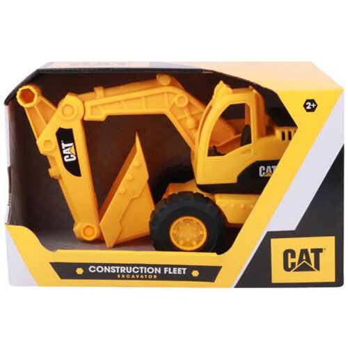 Żółta zabawka koparka w opakowaniu z napisem "CONSTRUCTION FLEET EXCAVATOR" oraz logo "CAT". Na opakowaniu widnieje oznaczenie wiekowe "2+" i logo "CAT".