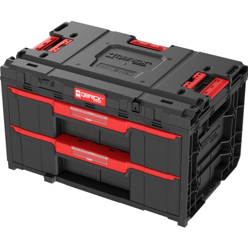 Czarna skrzynka narzędziowa z dwoma czerwonymi szufladami i uchwytami, z widocznym logo "QBRICK SYSTEM" na przedniej części. Na górze skrzynki znajduje się wytłoczony napis "QBRICK SYSTEM".